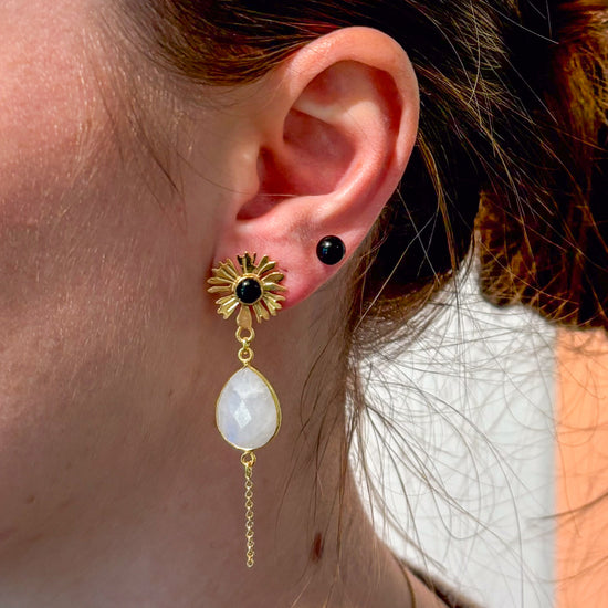 1 stk. fg. Daisy sort onyx Månesten no.7 ørehænger - ONE OF A KIND