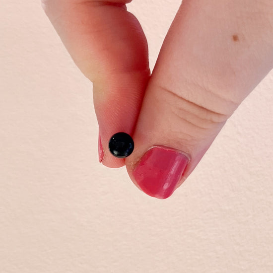 1 stk. fg. Obsidian Minikind ørestik - ONE OF A KIND