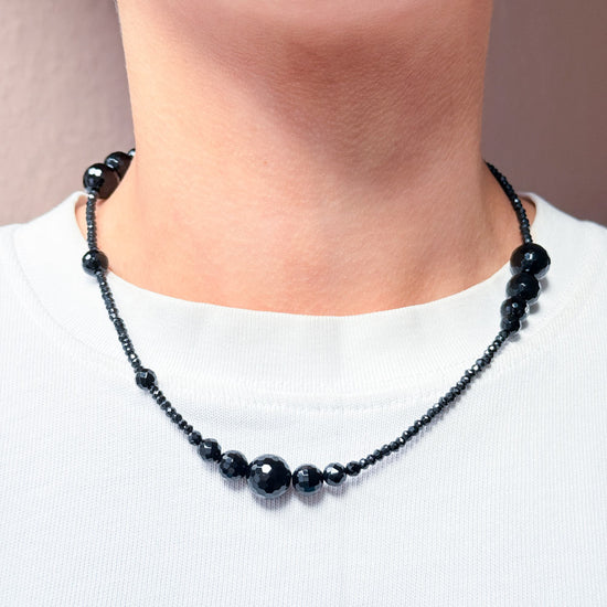 happie by Norup halskæde forgyldt sølv ferskvandsperler sorte sten HAP-N-364