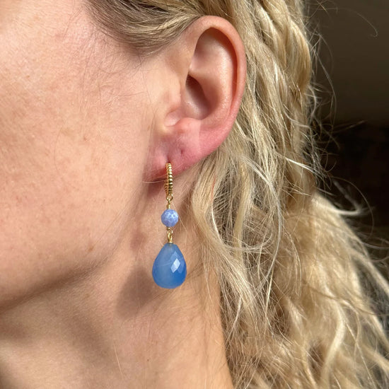 Single Colour Bomb No. 11 agat chalcedon ørering forgyldt - ONE OF A KIND